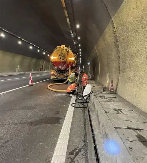 辽阳隧道排水渠清淤